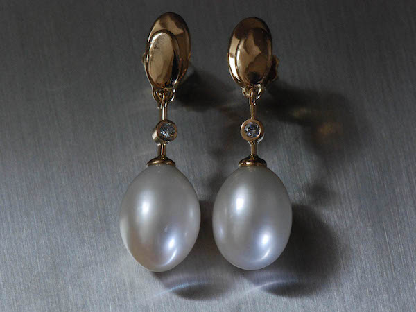 Perlenohrhänger mit kleinen Vollschliffdiamanten / Schmuck für Sie - Goldschmiede Wigholm , Murg am Walensee